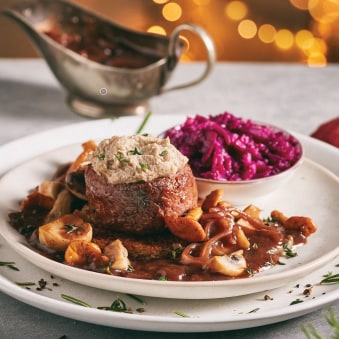 Festmahl ohne Feiertagsbeef mit Pilzmousse, Crouton und Portweinsauce Festmahl ohne Feiertagsbeef mit Pilzmousse, Crouton und Portweinsauce